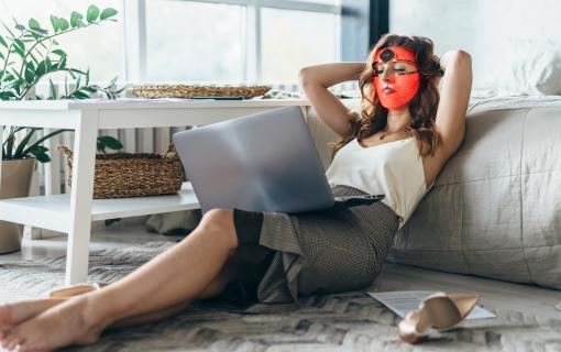 FOREO, LED IŞIK TEKNOLOJİSİYLE AKNEYE EĞİLİMLİ CİLTLERE YENİ BAKIM SEÇENEKLERİ SUNUYOR
