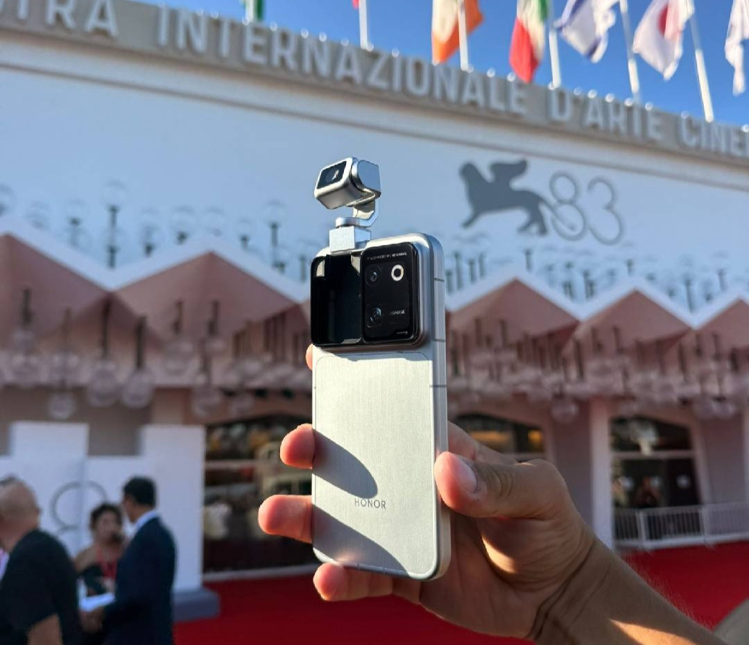 1789035795 HONOR Robot Phone on Venice International Film Festival 1